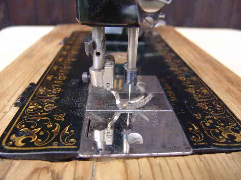 Hlava starožitného šicího stroje Afrana z r. 1905 - foto 11