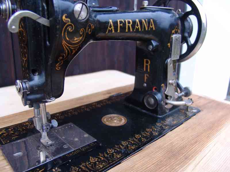 Hlava starožitného šicího stroje Afrana z r. 1905 - foto 7