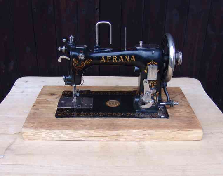 Hlava starožitného šicího stroje Afrana z r. 1905