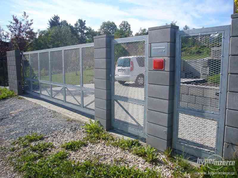 Samonosná posuvná brána, vrata - foto 1