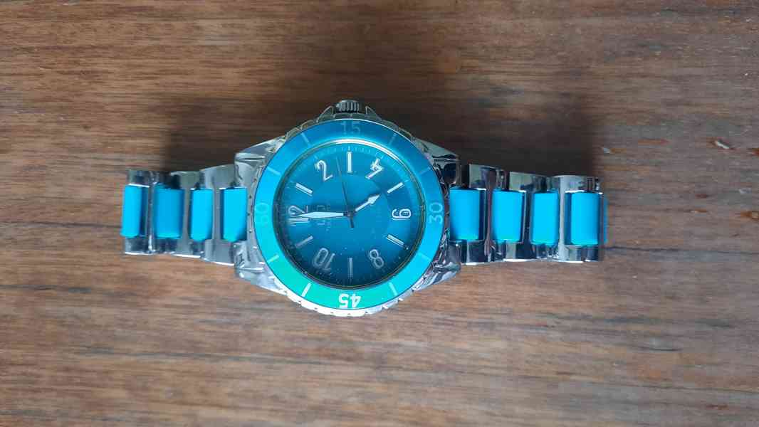 Dámské modní hodinky značky Q+Q. - foto 2