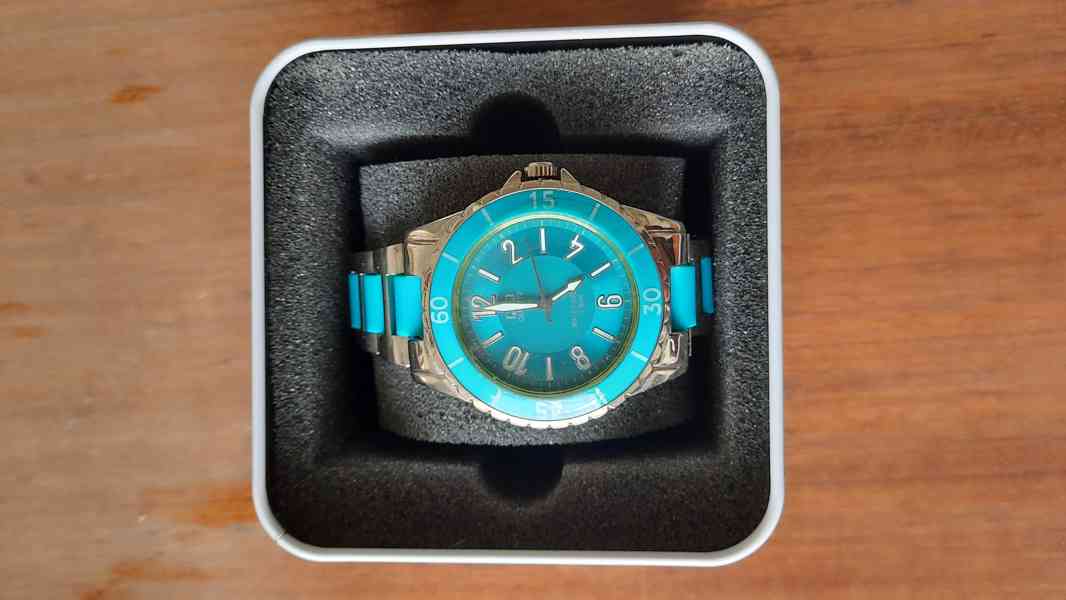 Dámské modní hodinky značky Q+Q. - foto 3