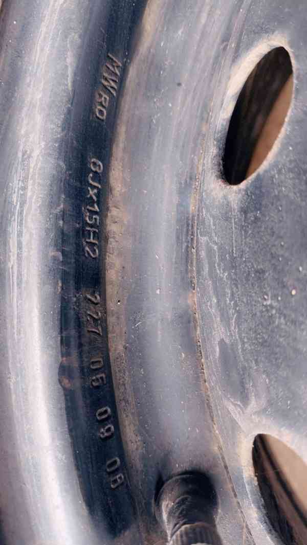 4 ks zimní pneu 185/60 R15 84H + plechové disky + poklice - foto 5