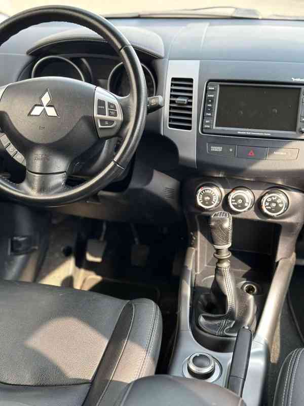 Mitsubishi Outlander 2,2 DI-D Instyle 4x4 130kw - foto 9