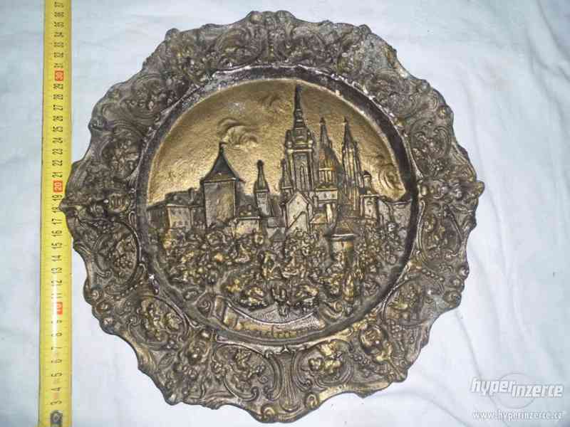Starý masivní kovový obraz s městem - hradem - foto 1