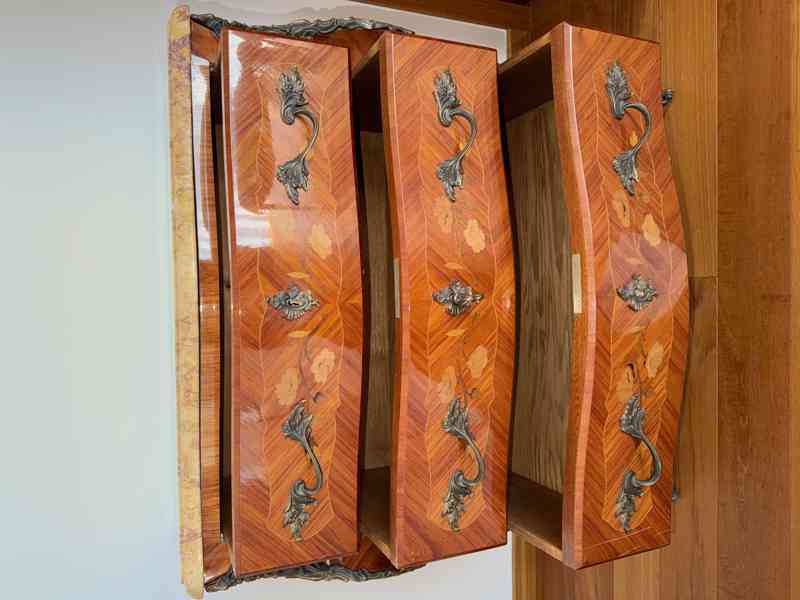 Komoda lakovaná ve stylu rokoka - foto 3