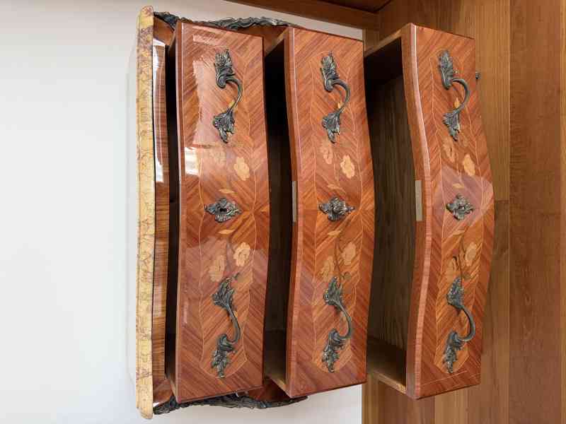 Komoda lakovaná ve stylu rokoka - foto 2