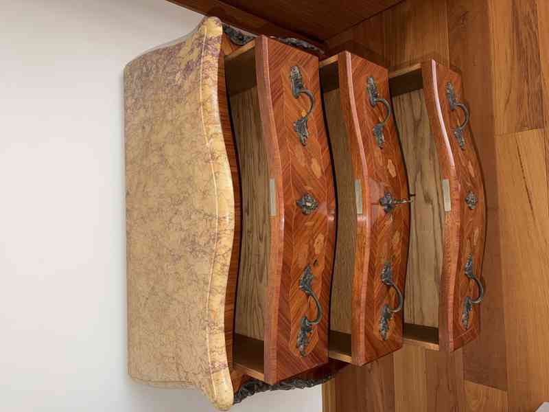 Komoda lakovaná ve stylu rokoka - foto 4