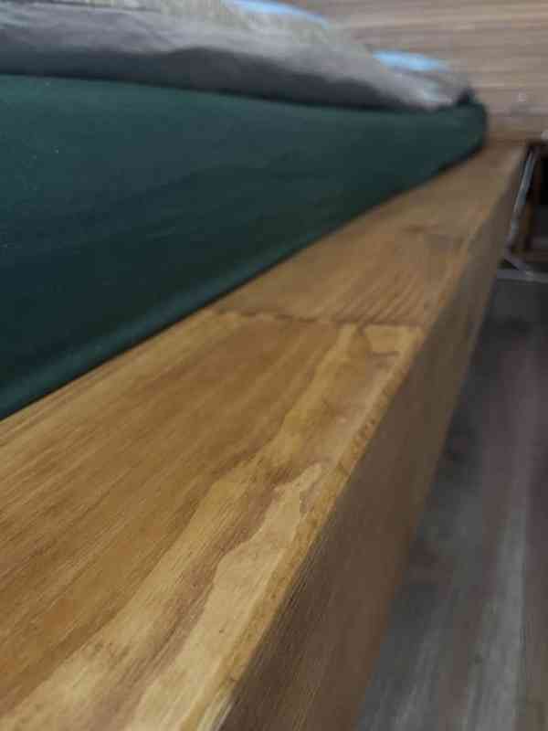 Masivní postel ze smrkových hranolů - foto 3