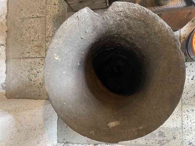 Prodám starožitný velký litinový hmoždíř - foto 3