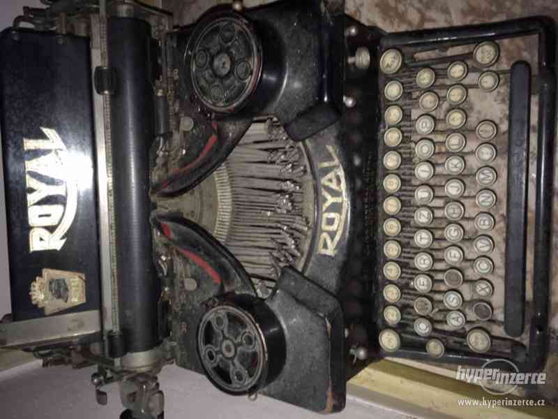 Starožitný psací stroj Royal - foto 1