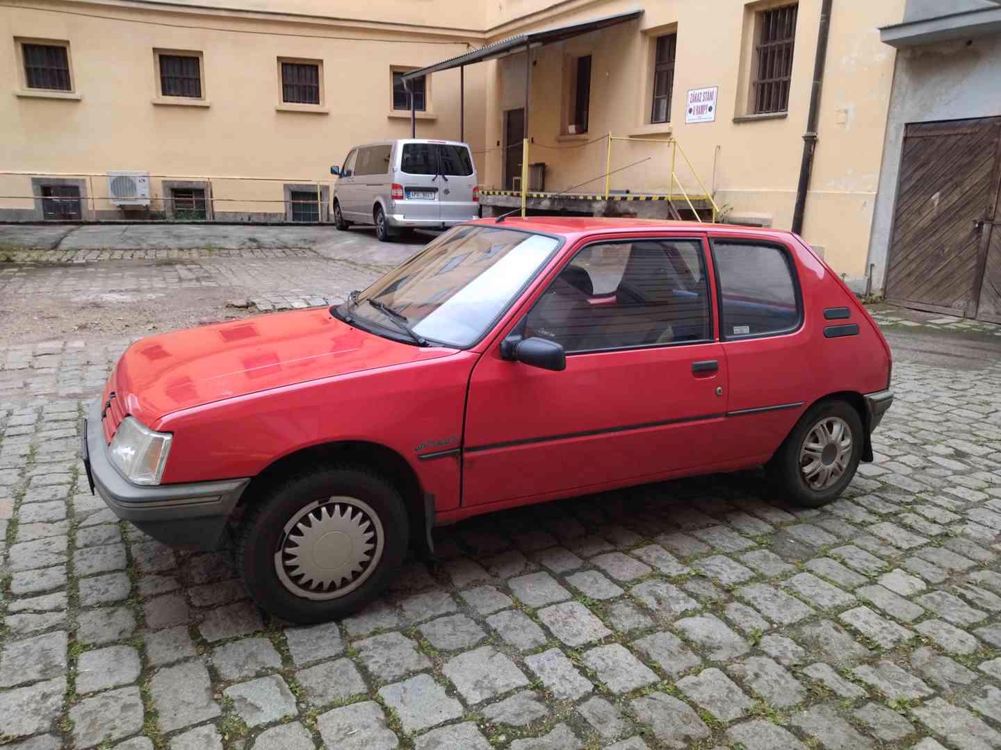 Peugeot 205 - foto 1