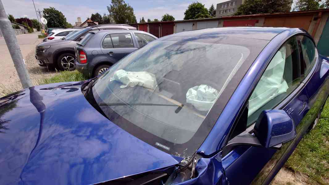 Tesla Model 3 SR+ 2021 havarované  - foto 2