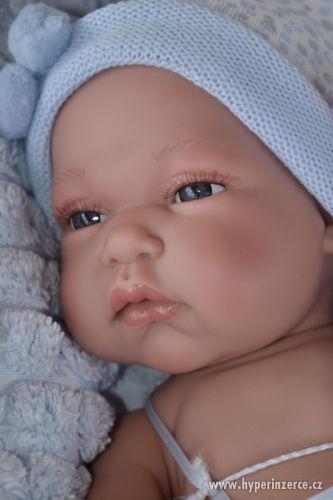 Realistická panenka - miminko  chlapeček Tonet na polštáři - foto 1