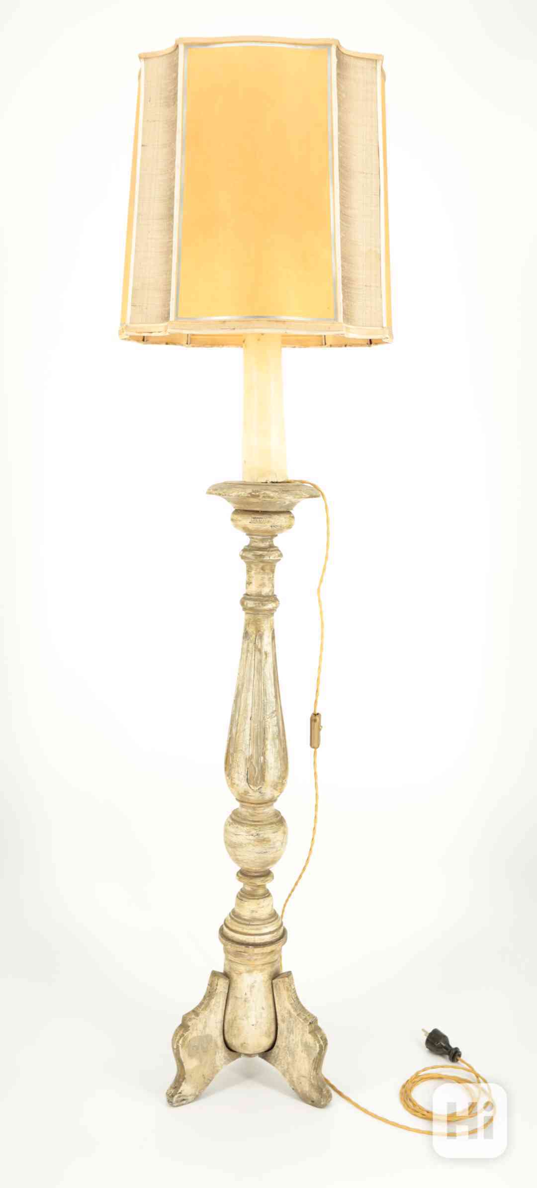 Dřevěná stojací lampa s pergamenovým stínidlem - foto 1