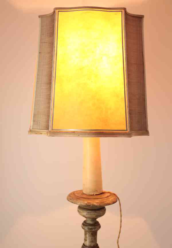 Dřevěná stojací lampa s pergamenovým stínidlem - foto 5
