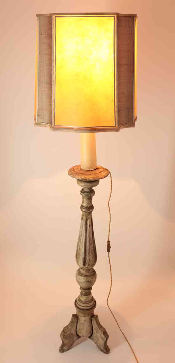 Dřevěná stojací lampa s pergamenovým stínidlem - foto 2