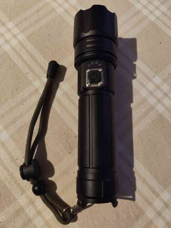 Dobíjecí taktická svítilna s vysokým světelným zdrojem - foto 5