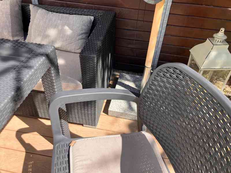 Zahradní nábytek - sestava sedačka, stůl, židle - foto 3