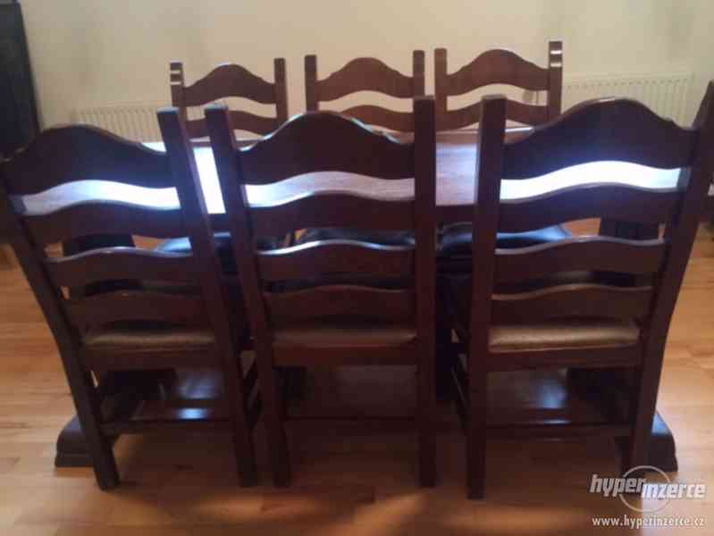 Prodám masivní stůl se 6  židlemi s koženým polstrováním - foto 1
