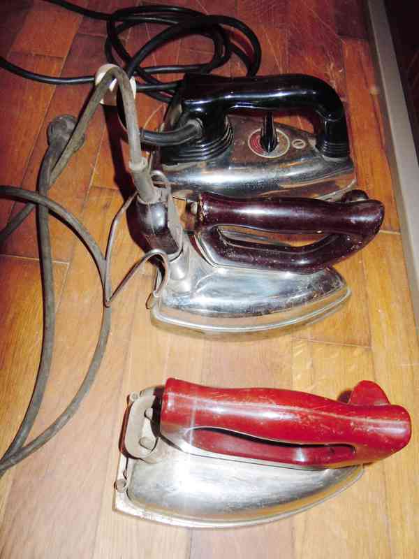 Retro elektrické žehličky, bakelit - foto 2