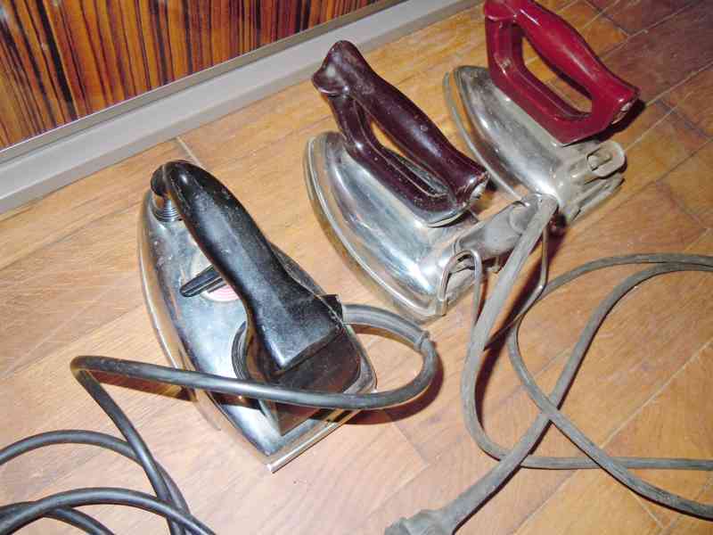 Retro elektrické žehličky, bakelit - foto 3