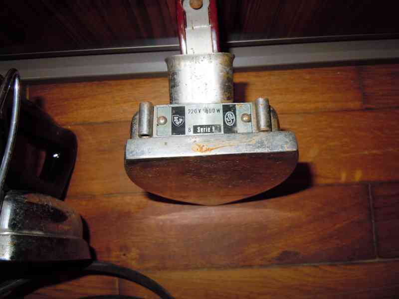 Retro elektrické žehličky, bakelit - foto 6