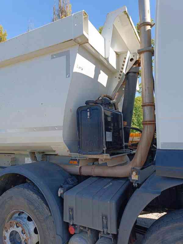 IVECO AD410T41 8x4 sklápěč Schmitz S1 - foto 8