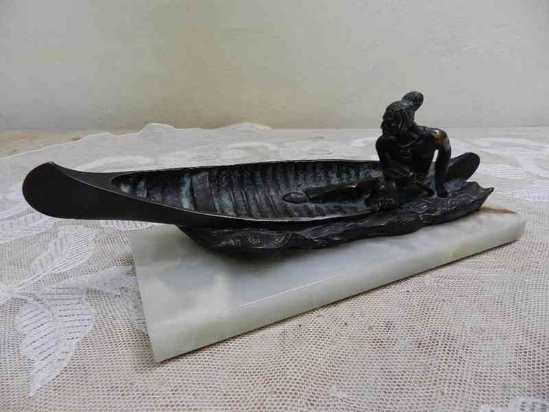 Krásná stará bronzová socha Indiána mramorový sokl