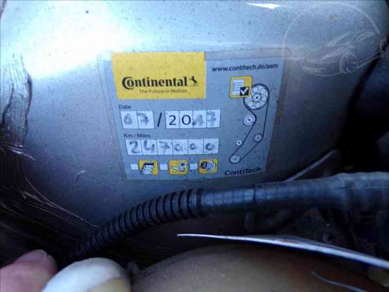 Volkswagen Golf 1,6 i KLIMA,TAŽNÉ ZAŘ. - foto 15