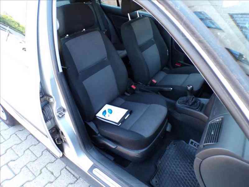 Volkswagen Golf 1,6 i KLIMA,TAŽNÉ ZAŘ. - foto 13
