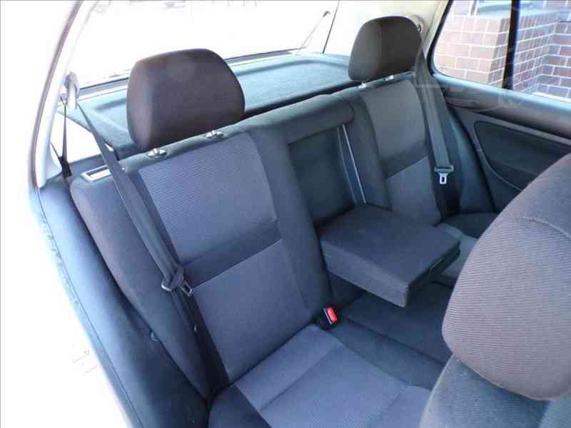 Volkswagen Golf 1,6 i KLIMA,TAŽNÉ ZAŘ. - foto 12