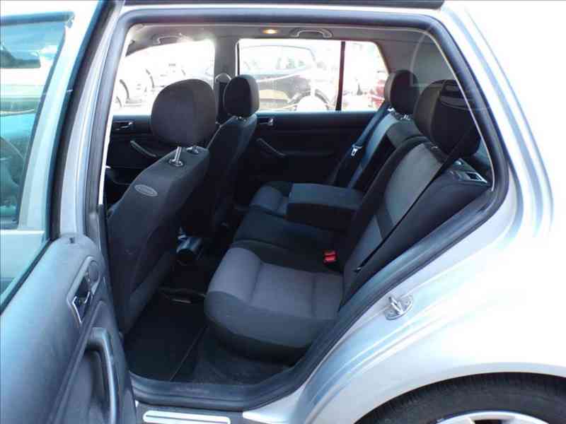 Volkswagen Golf 1,6 i KLIMA,TAŽNÉ ZAŘ. - foto 9