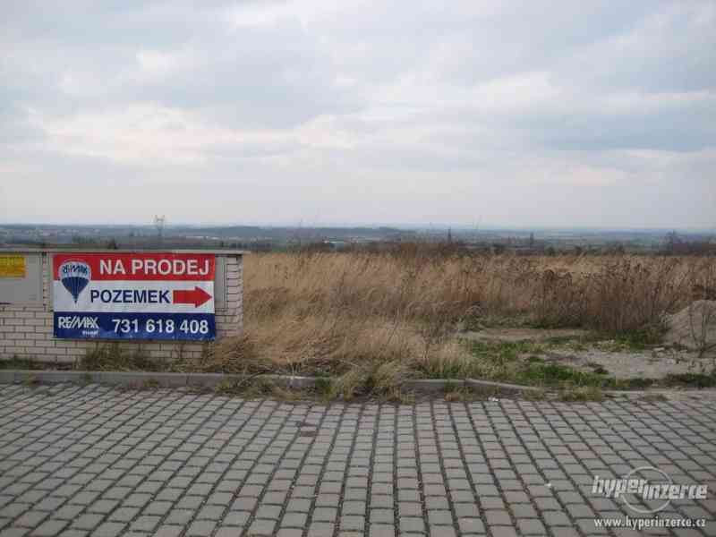 Pěkný pozemek s otevřeným výhledem 959 m2 Škvorec - foto 1
