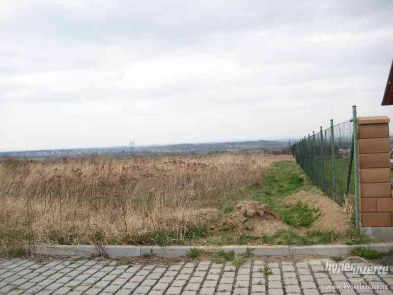 Pěkný pozemek s otevřeným výhledem 959 m2 Škvorec - foto 2