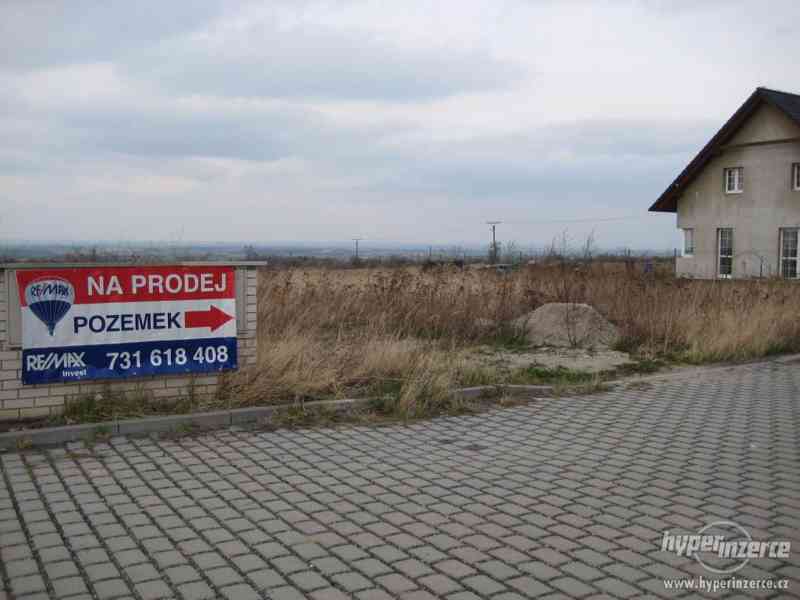Pěkný pozemek s otevřeným výhledem 959 m2 Škvorec - foto 3