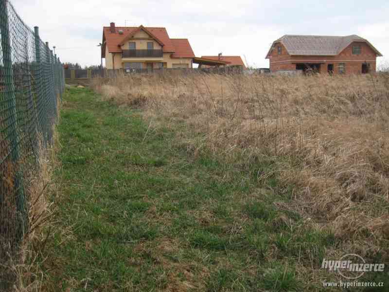 Pěkný pozemek s otevřeným výhledem 959 m2 Škvorec - foto 4