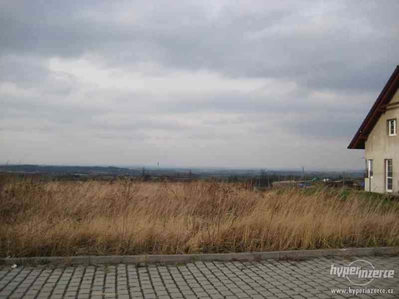 Pěkný pozemek s otevřeným výhledem 959 m2 Škvorec - foto 7