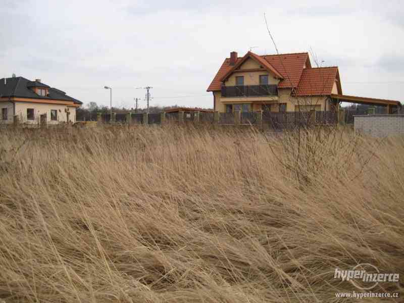 Pěkný pozemek s otevřeným výhledem 959 m2 Škvorec - foto 8