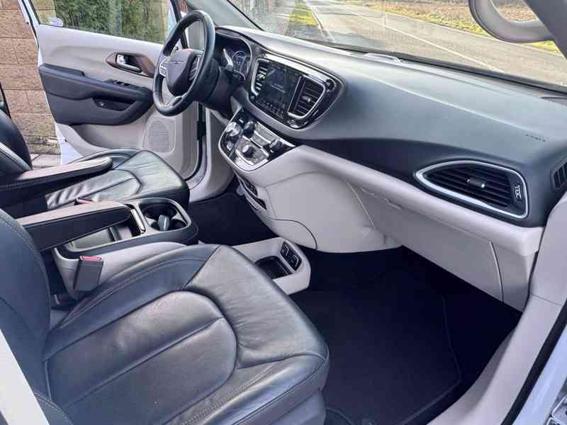 Chrysler Pacifica 3,6 Hybrid Plug-In DVD 2019 DPH - AKCE - foto 13