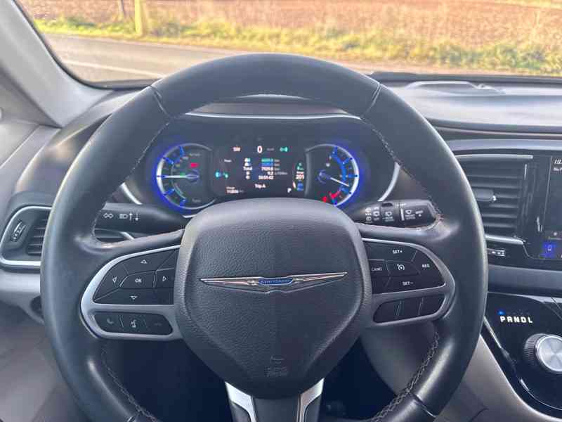 Chrysler Pacifica 3,6 Hybrid Plug-In DVD 2019 DPH - AKCE - foto 21