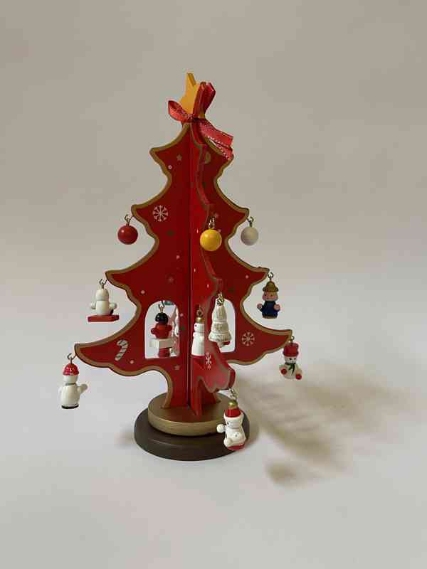Vánoční dřevěný červený stromeček - dekorace - foto 2