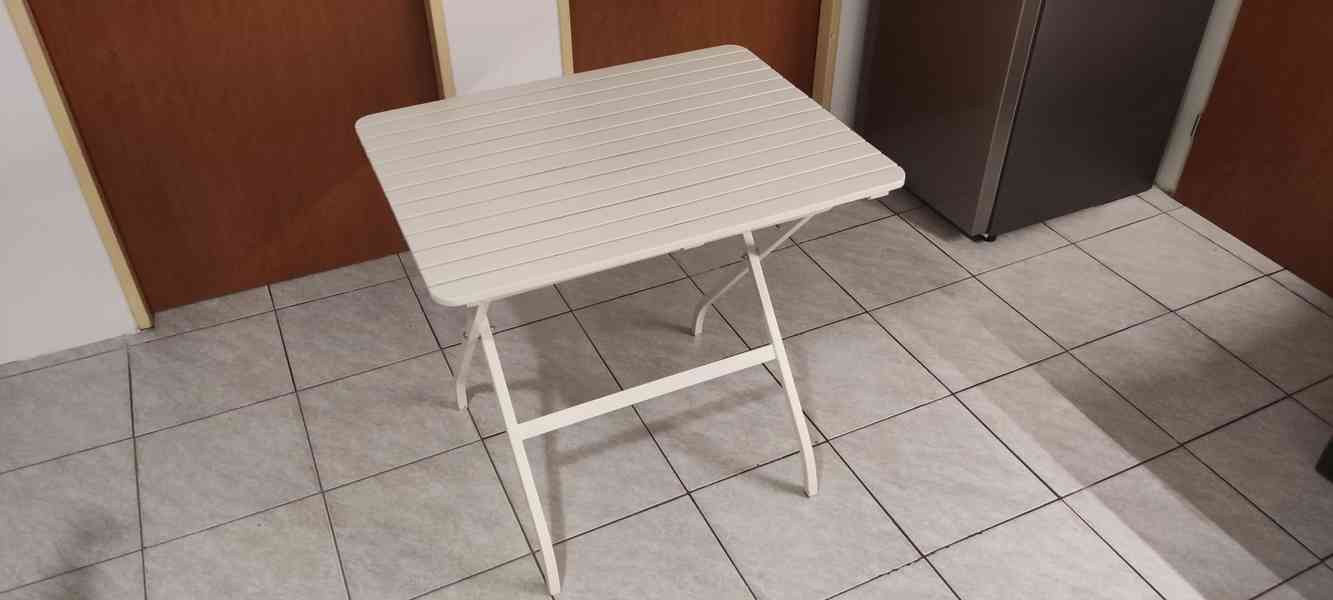 Dřevěný bílý rozkládací stůl, kovový rám - foto 9