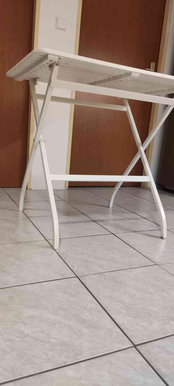 Dřevěný bílý rozkládací stůl, kovový rám - foto 7