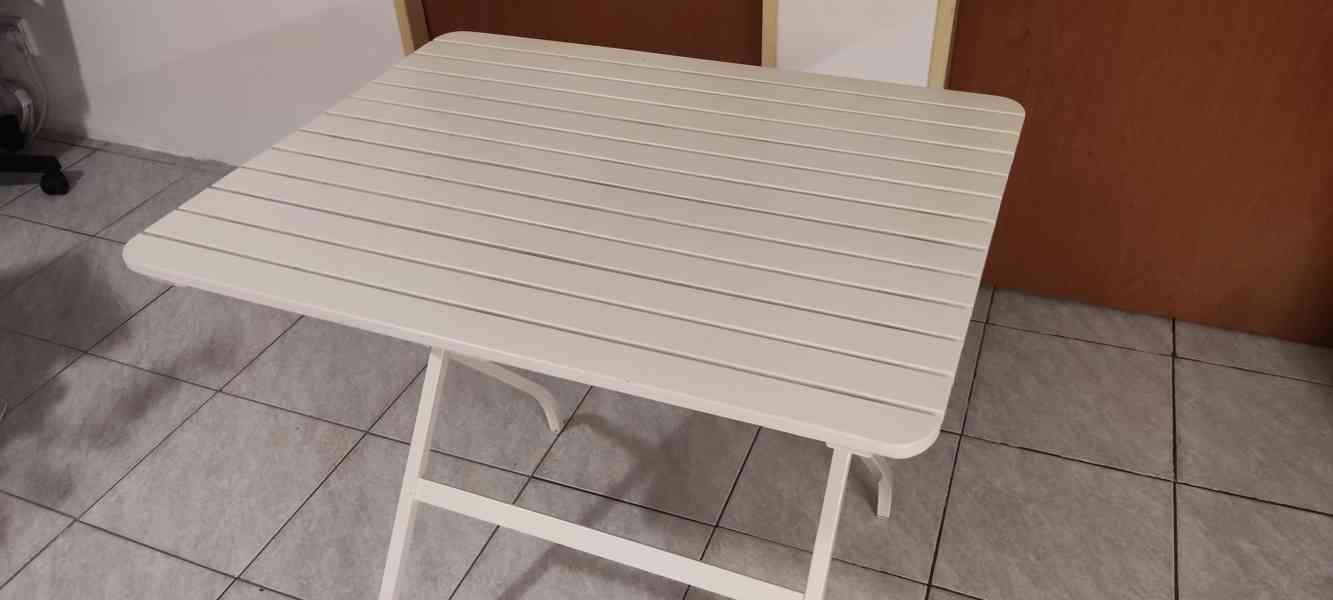 Dřevěný bílý rozkládací stůl, kovový rám