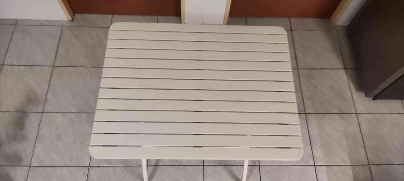 Dřevěný bílý rozkládací stůl, kovový rám - foto 8