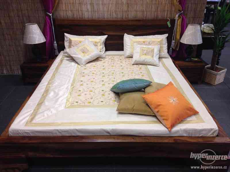 Masivní postel + 2 noční stolky - VOLNA K PRODEJI - foto 1