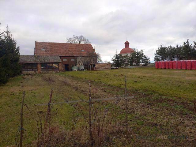 Prodej stavebního pozemku Dalešice 1384 m2, šíře 28m, veškeré IS - foto 3