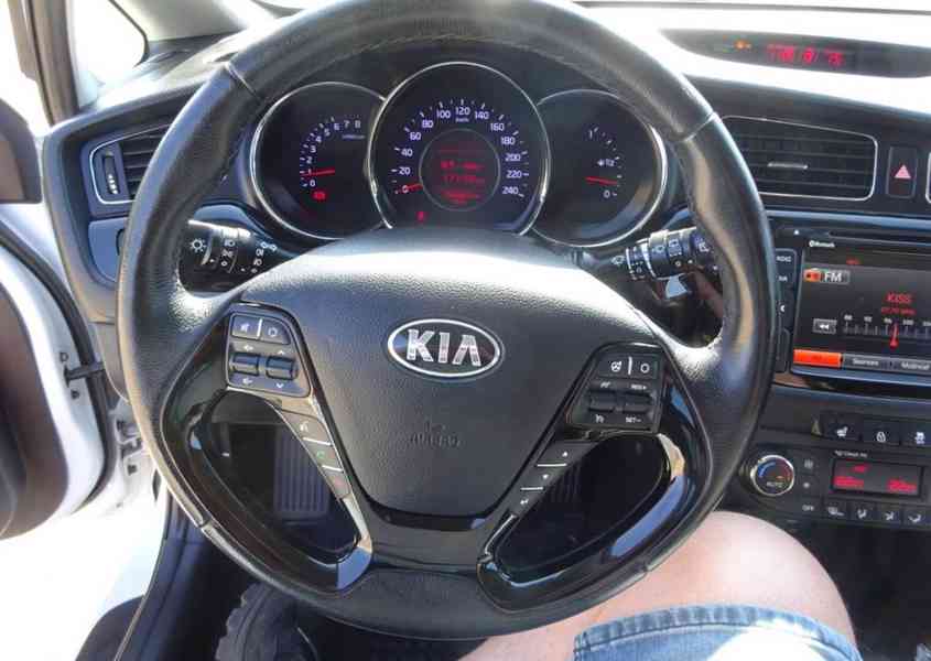 Kia Cee´d 1.6i Combi r.v.2017 2.Maj.srv.kníž.ČR - foto 11