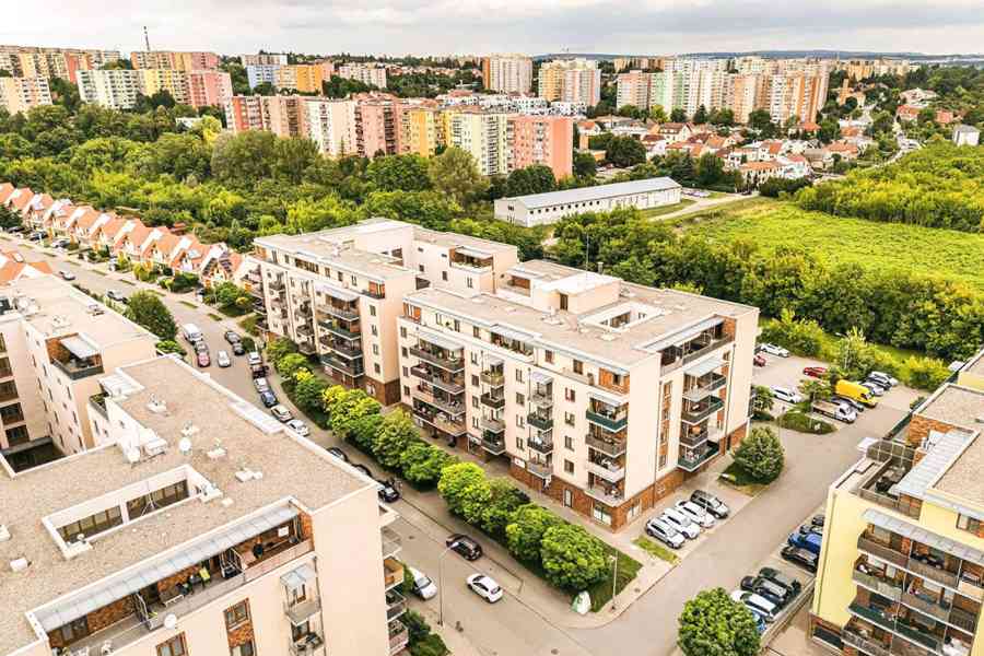 Pronajmu kryté garážové stání Brno, U Leskavy - foto 13